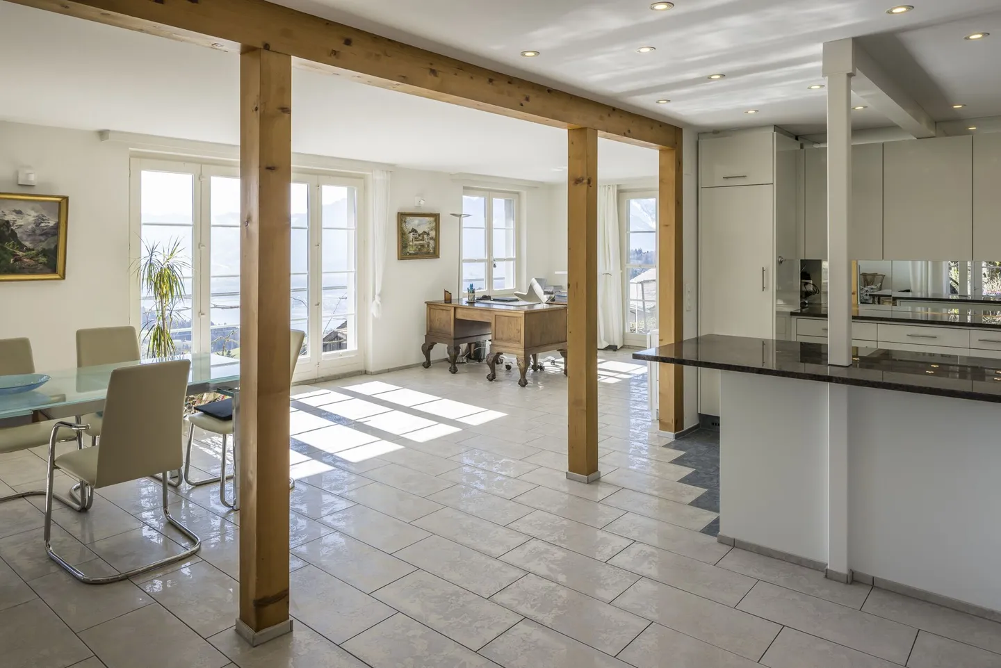 GRANDI PROPRIETÀ - Casa unifamiliare in una posizione tranquilla e soleggiata con vista sul lago di Thun e sulle montagne - Foto 16 di 20