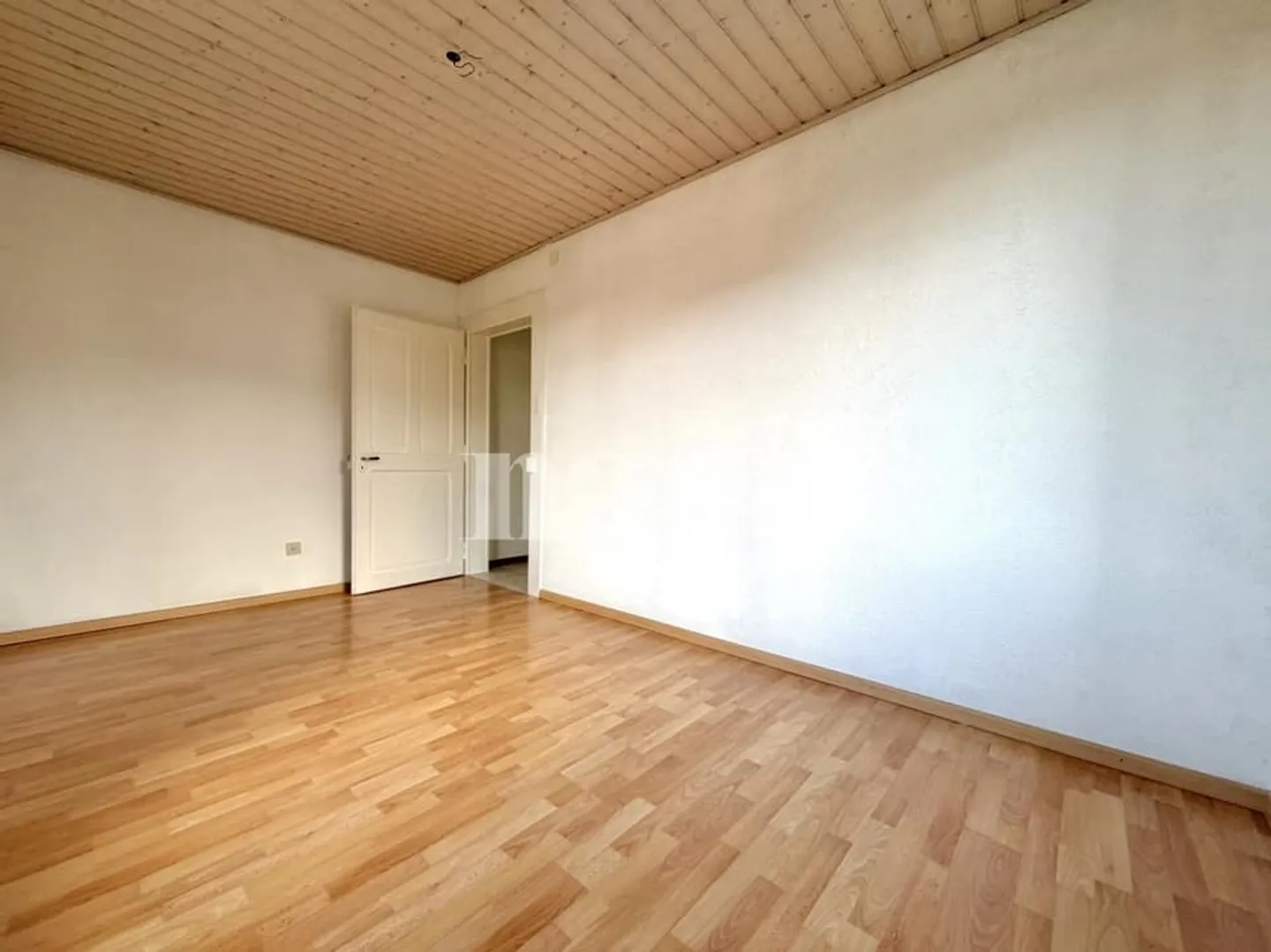 Erhabene 4.5-Zimmer-Wohnung mit Balkon in Bôle - Foto 7 von 10