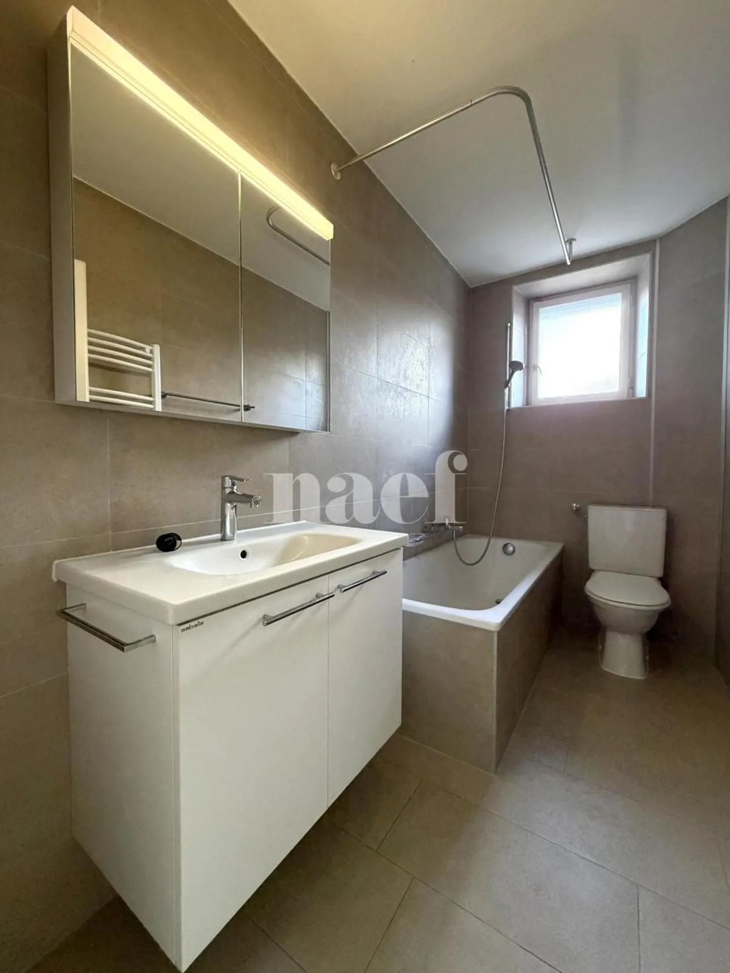 Erhabene 4.5-Zimmer-Wohnung mit Balkon in Bôle - Foto 8 von 10