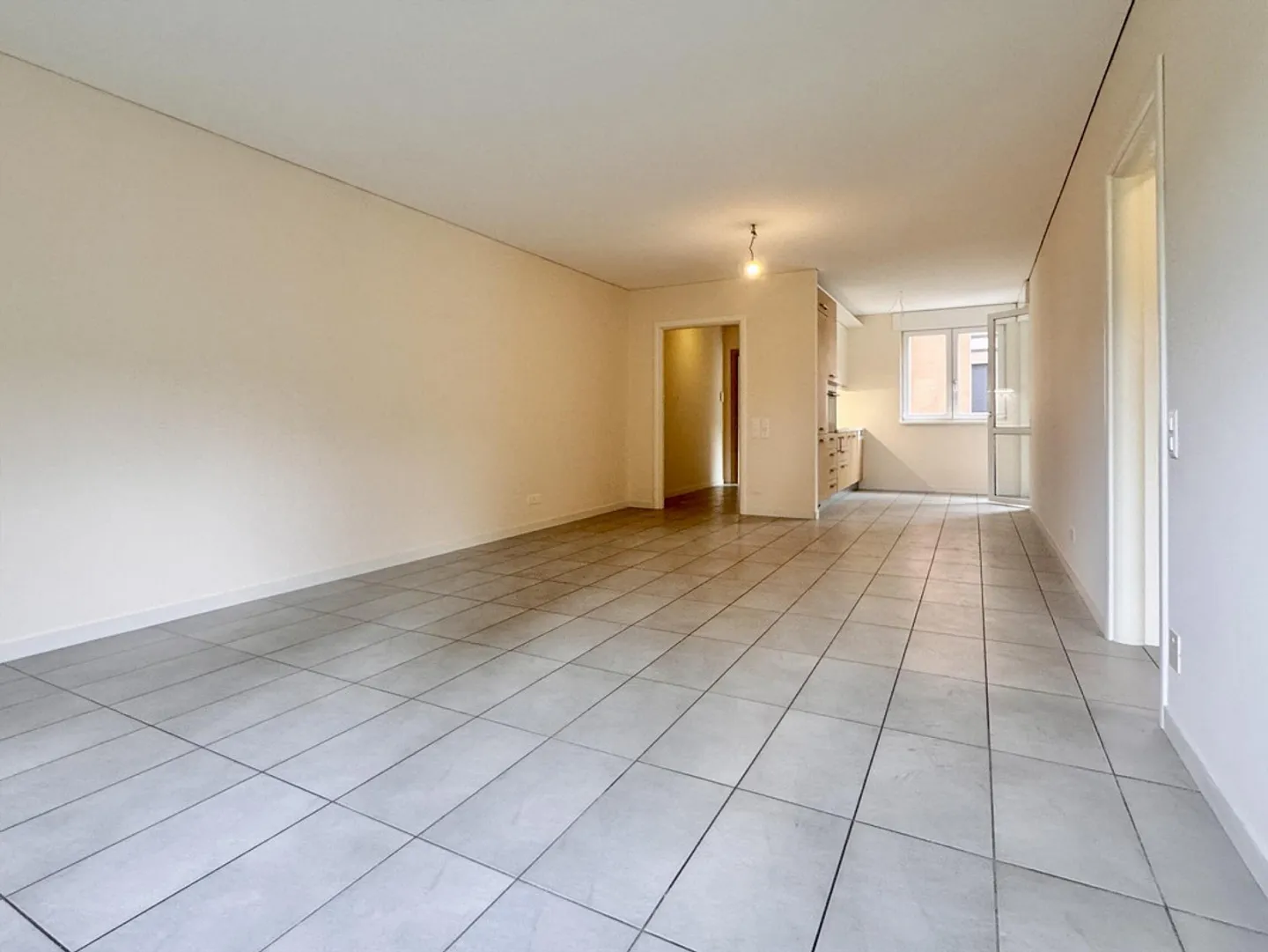 OPPORTUNITÉ - APPARTEMENT MODERNE DE 3.5 PIÈCES AVEC TERRASSE À RIVERA - Photo 1 sur 9