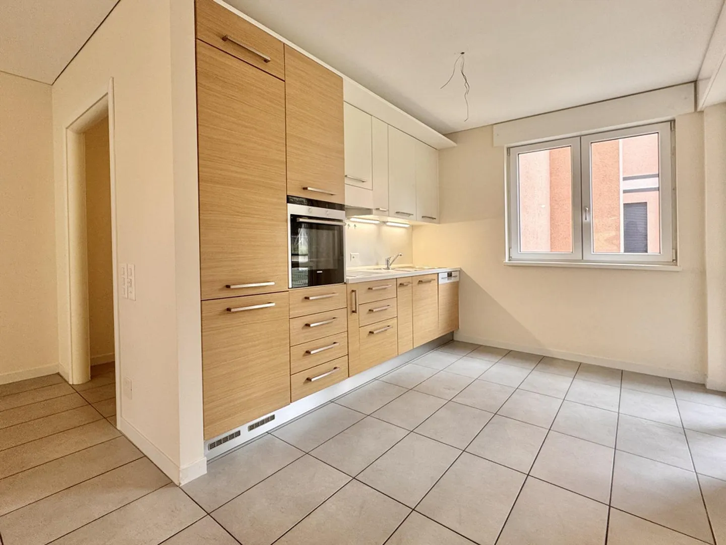 OPPORTUNITÉ - APPARTEMENT MODERNE DE 3.5 PIÈCES AVEC TERRASSE À RIVERA - Photo 2 sur 9