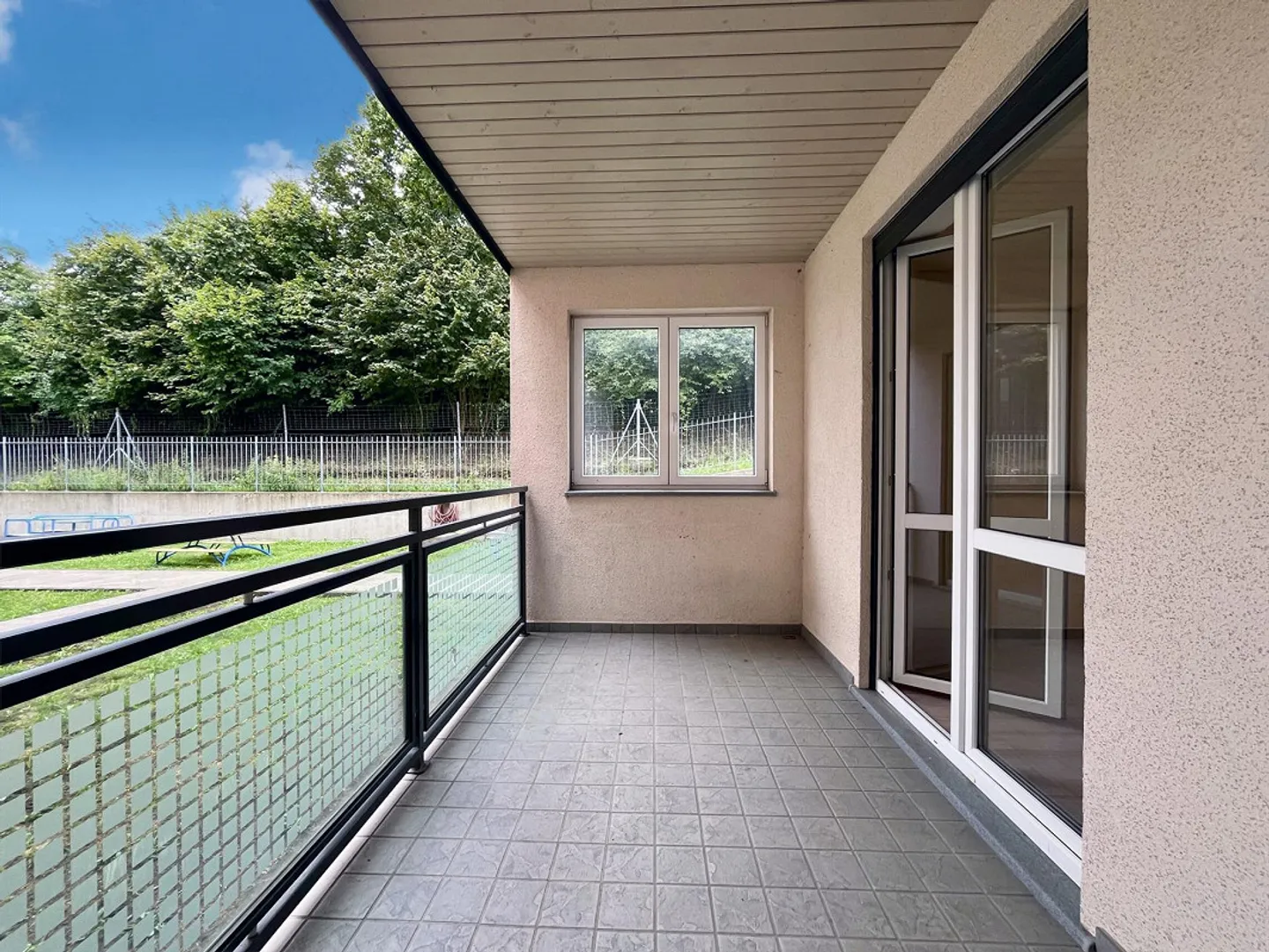 OPPORTUNITÉ - APPARTEMENT MODERNE DE 3.5 PIÈCES AVEC TERRASSE À RIVERA - Photo 3 sur 9