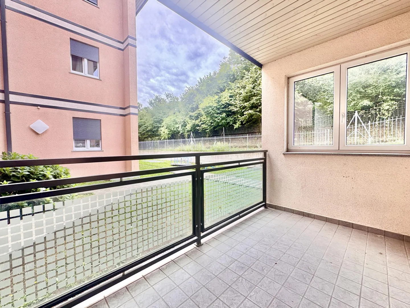 OPPORTUNITÉ - APPARTEMENT MODERNE DE 3.5 PIÈCES AVEC TERRASSE À RIVERA - Photo 4 sur 9
