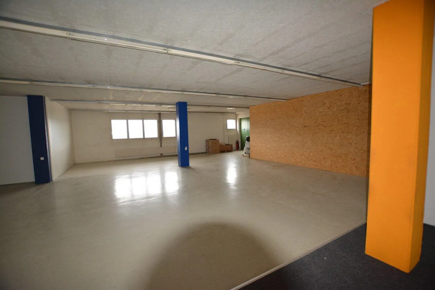 Bureau incluant un entrepôt près de la sortie d'autoroute - Photo 1 sur 9