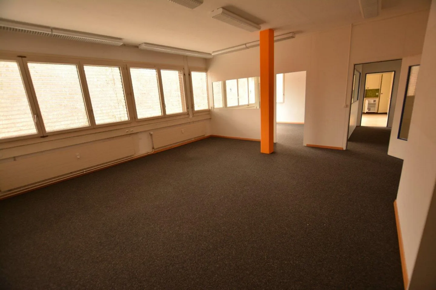 Bureau incluant un entrepôt près de la sortie d'autoroute - Photo 2 sur 9