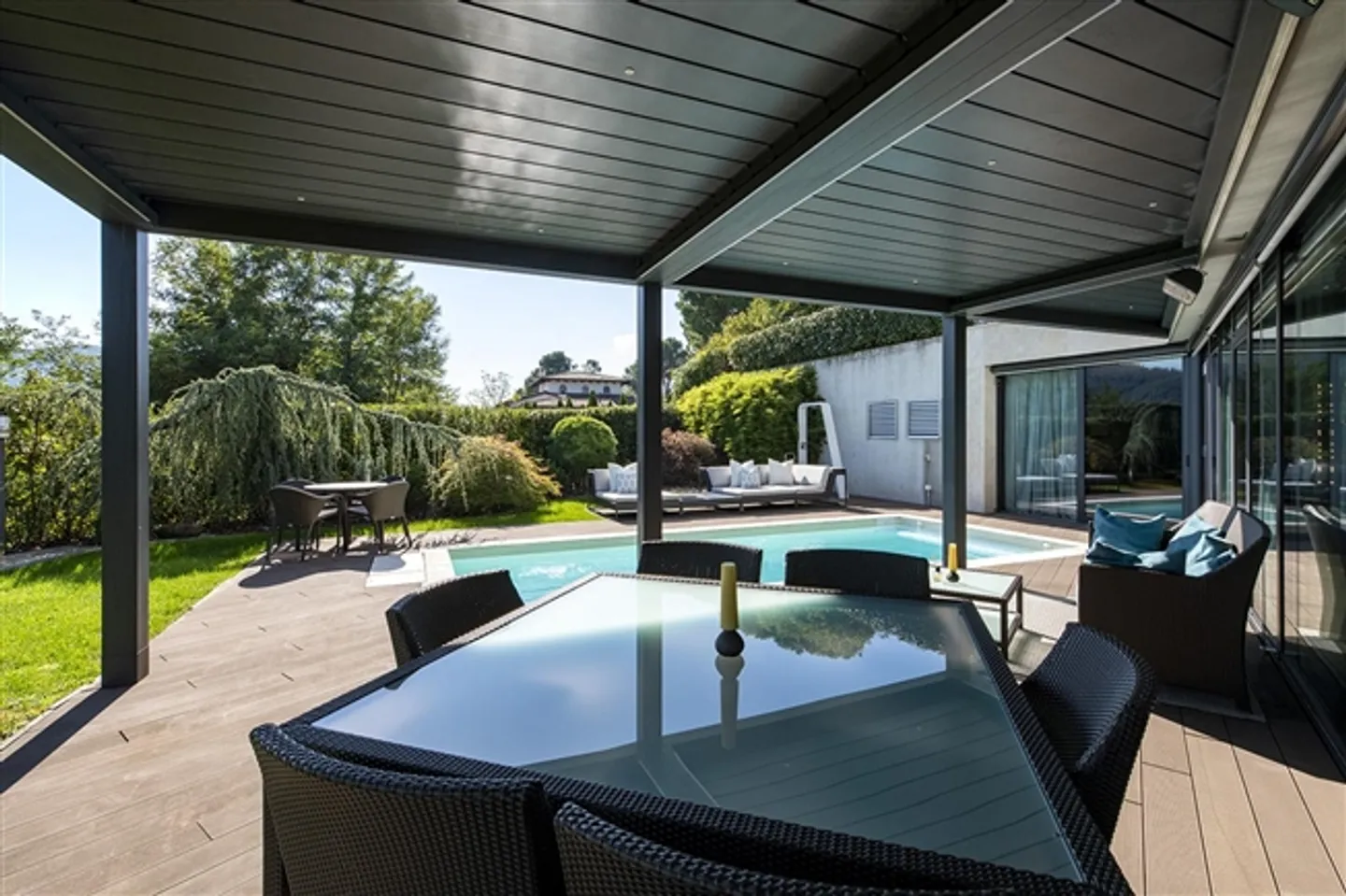 APPARTAMENTO LUSSUOSO MODERNO CON GIARDINO, PISCINA E VISTA PANORAMICA - Foto 2 di 19