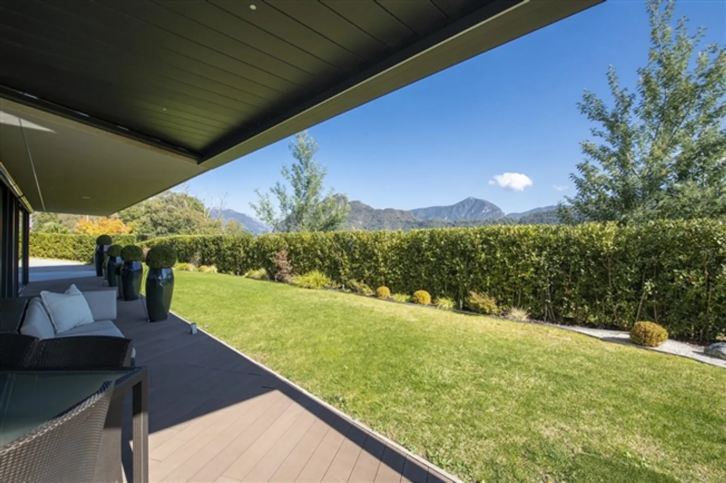 APPARTAMENTO LUSSUOSO MODERNO CON GIARDINO, PISCINA E VISTA PANORAMICA - Foto 3 di 19