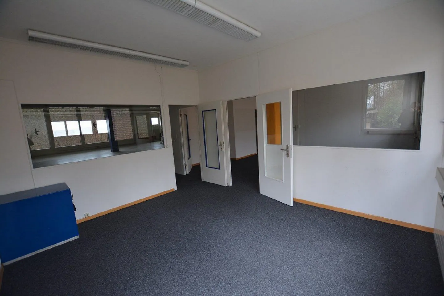 Bureau incluant un entrepôt près de la sortie d'autoroute - Photo 3 sur 9