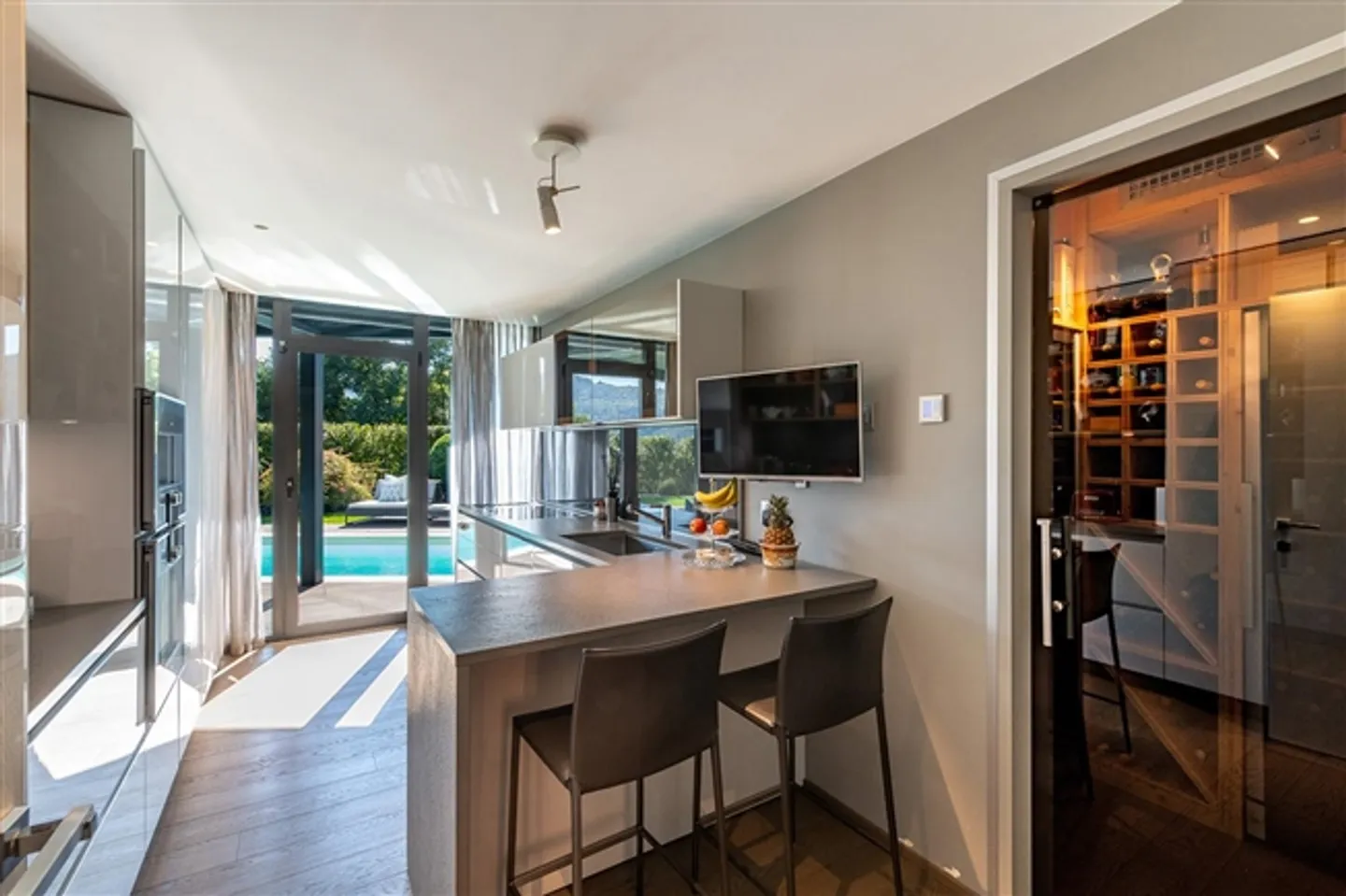 APPARTAMENTO LUSSUOSO MODERNO CON GIARDINO, PISCINA E VISTA PANORAMICA - Foto 9 di 19