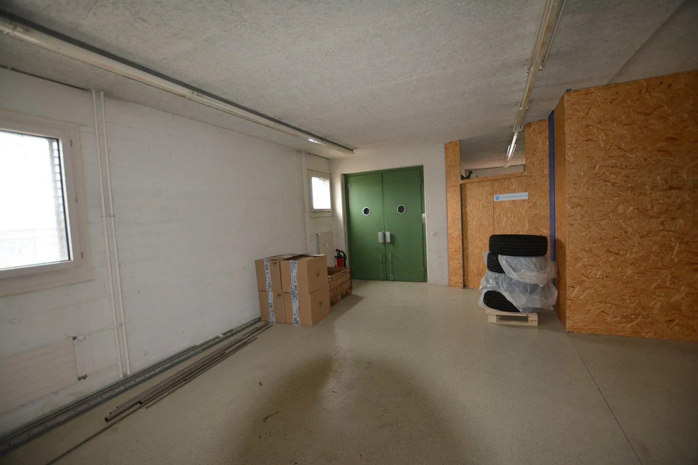 Bureau incluant un entrepôt près de la sortie d'autoroute - Photo 5 sur 9
