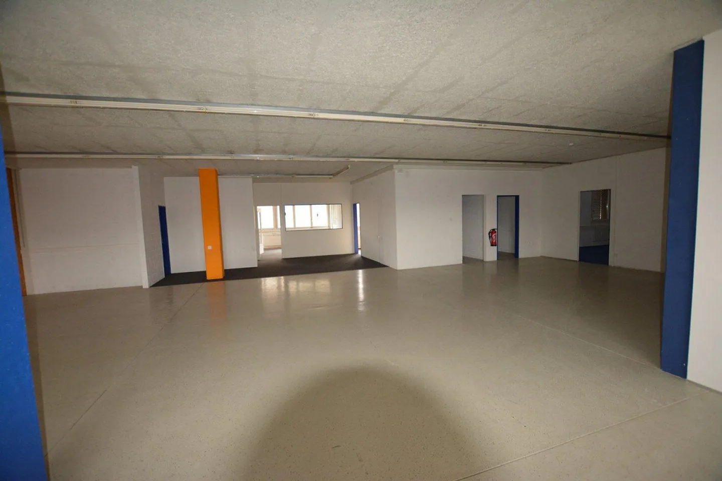 Bureau incluant un entrepôt près de la sortie d'autoroute - Photo 4 sur 9