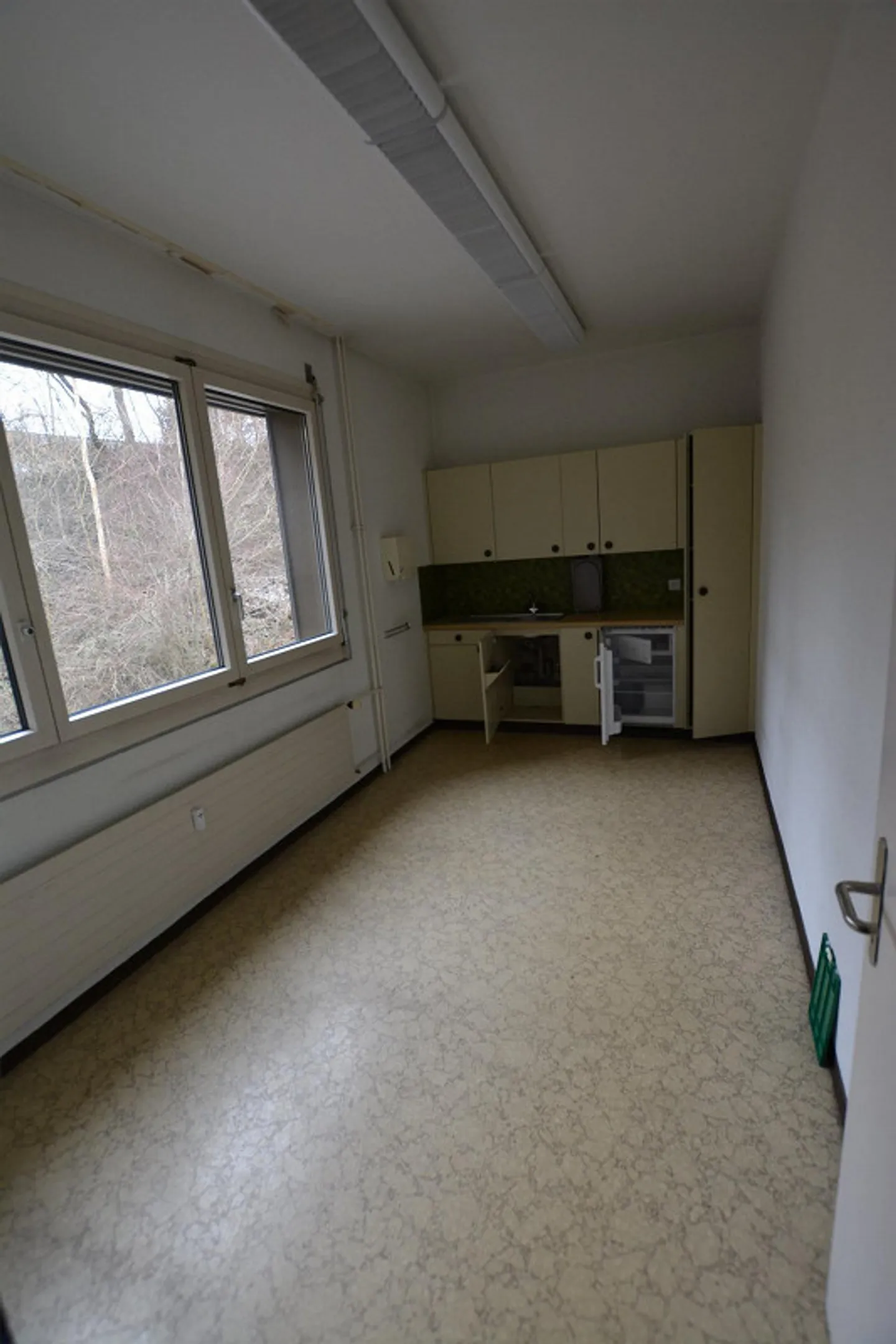 Bureau incluant un entrepôt près de la sortie d'autoroute - Photo 8 sur 9