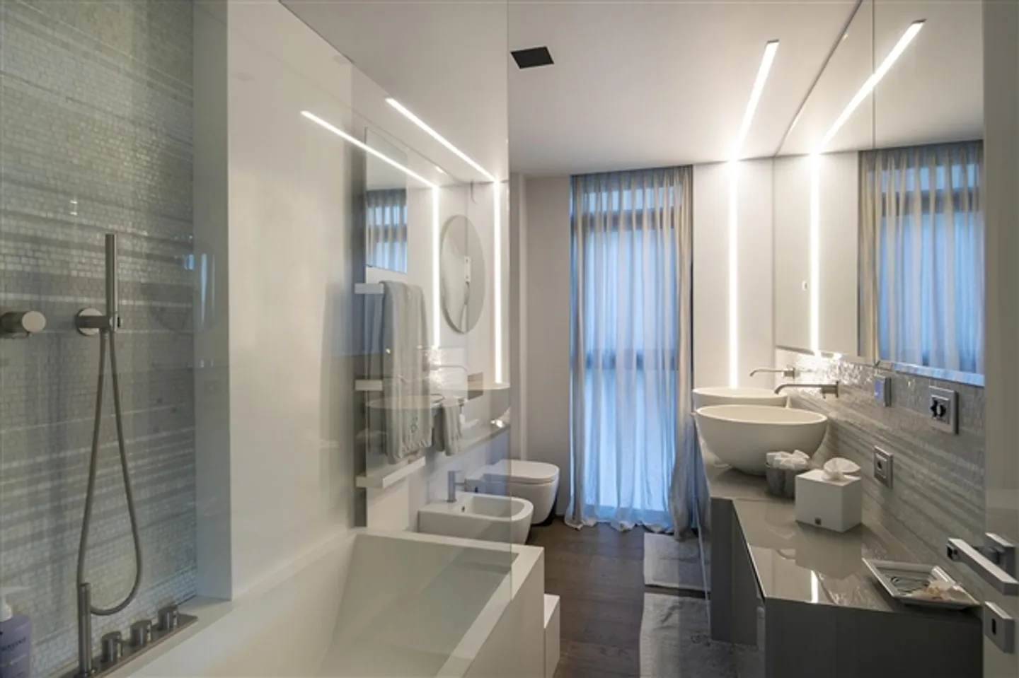 APPARTAMENTO LUSSUOSO MODERNO CON GIARDINO, PISCINA E VISTA PANORAMICA - Foto 15 di 19