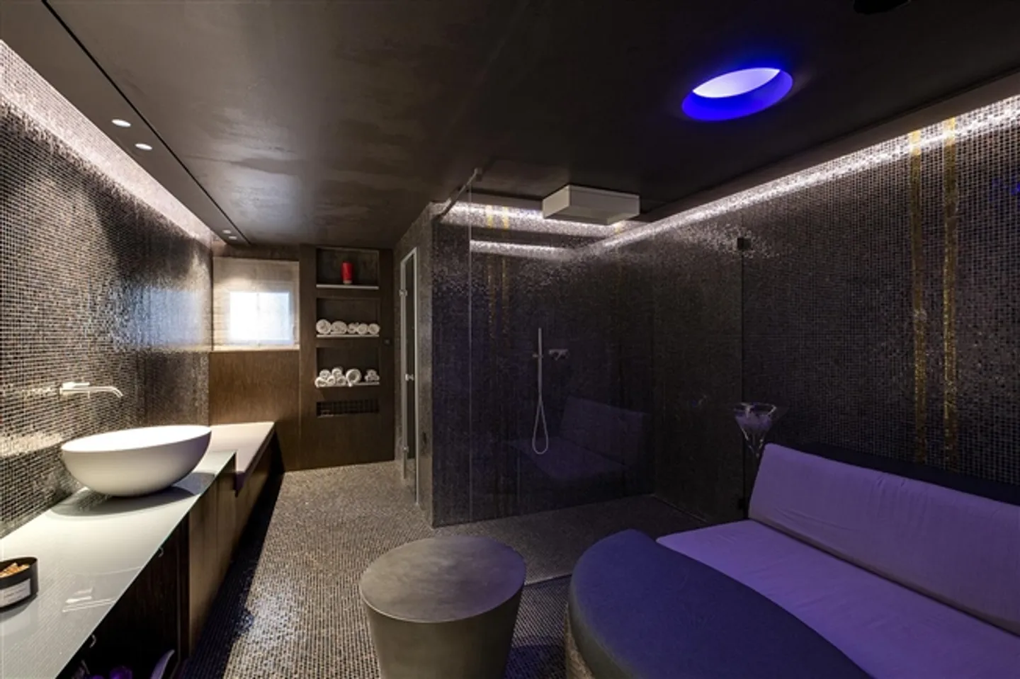 APPARTAMENTO LUSSUOSO MODERNO CON GIARDINO, PISCINA E VISTA PANORAMICA - Foto 16 di 19