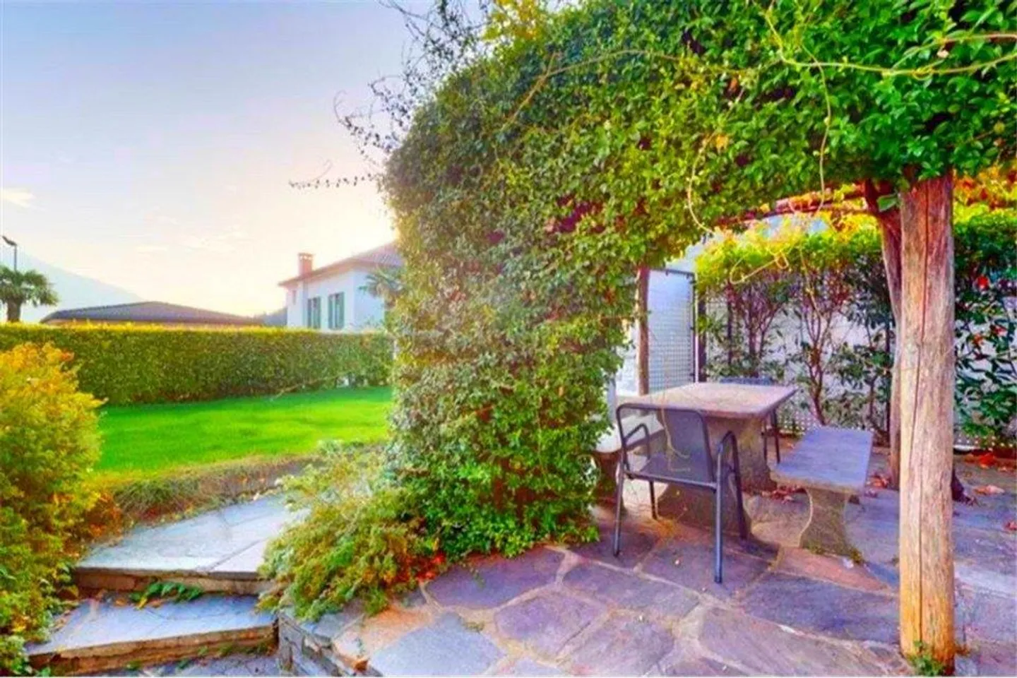 Casa con giardino e 4 posteggi - Foto 3 di 13