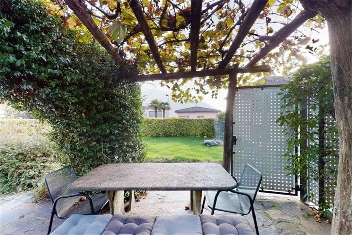 Casa con giardino e 4 posteggi - Foto 5 di 13