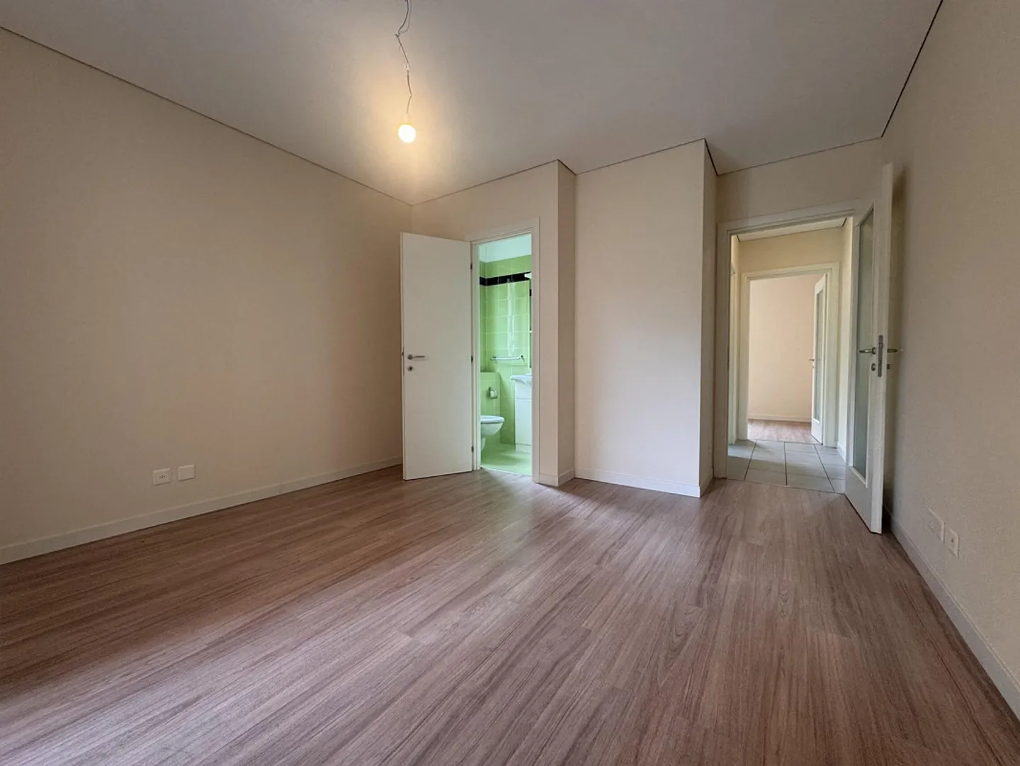 OPPORTUNITÉ - APPARTEMENT MODERNE DE 3.5 PIÈCES AVEC TERRASSE À RIVERA - Photo 7 sur 9