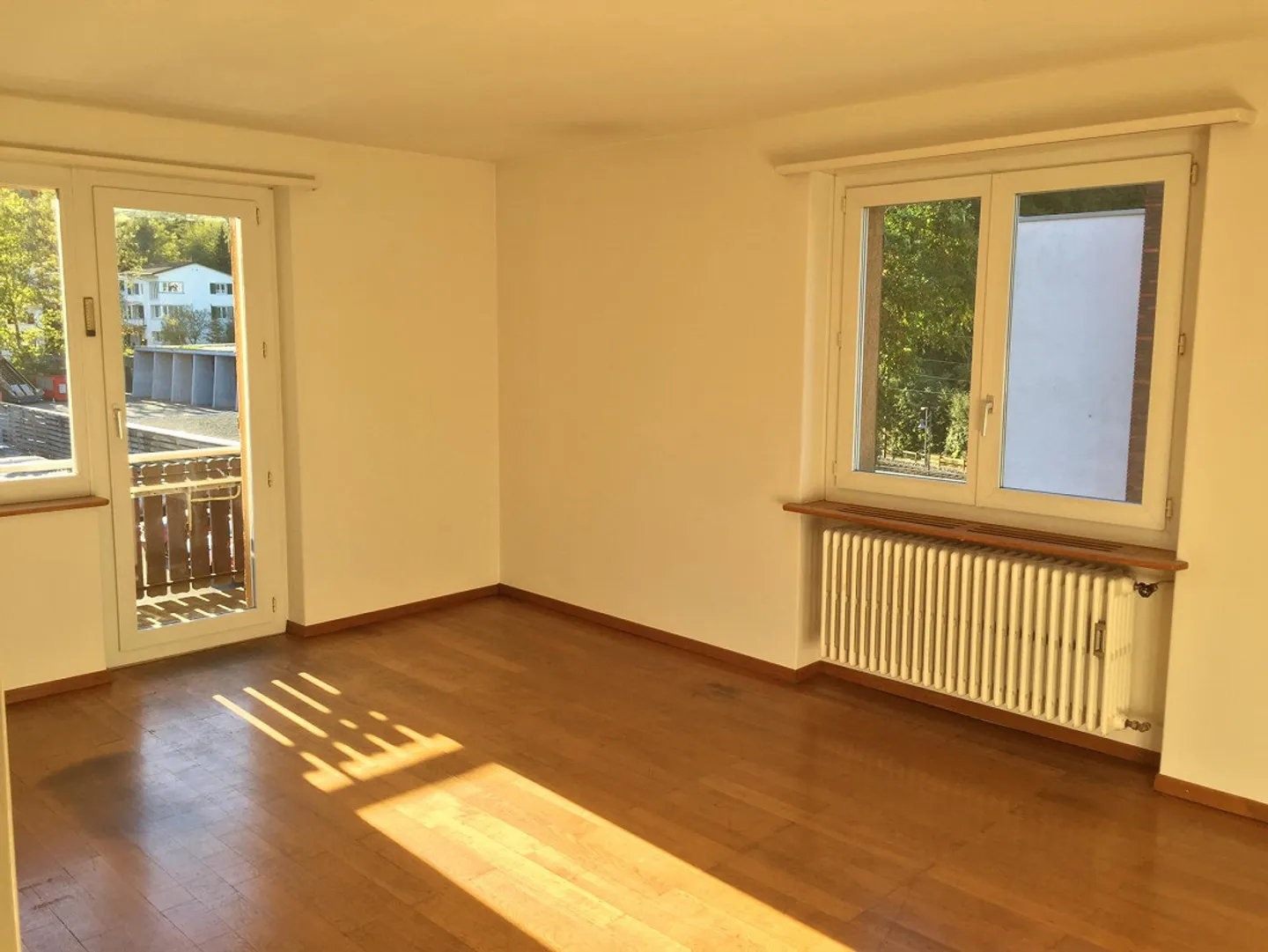 Cozy and sunny 3-room apartment close to the city - Photo 1 of 5