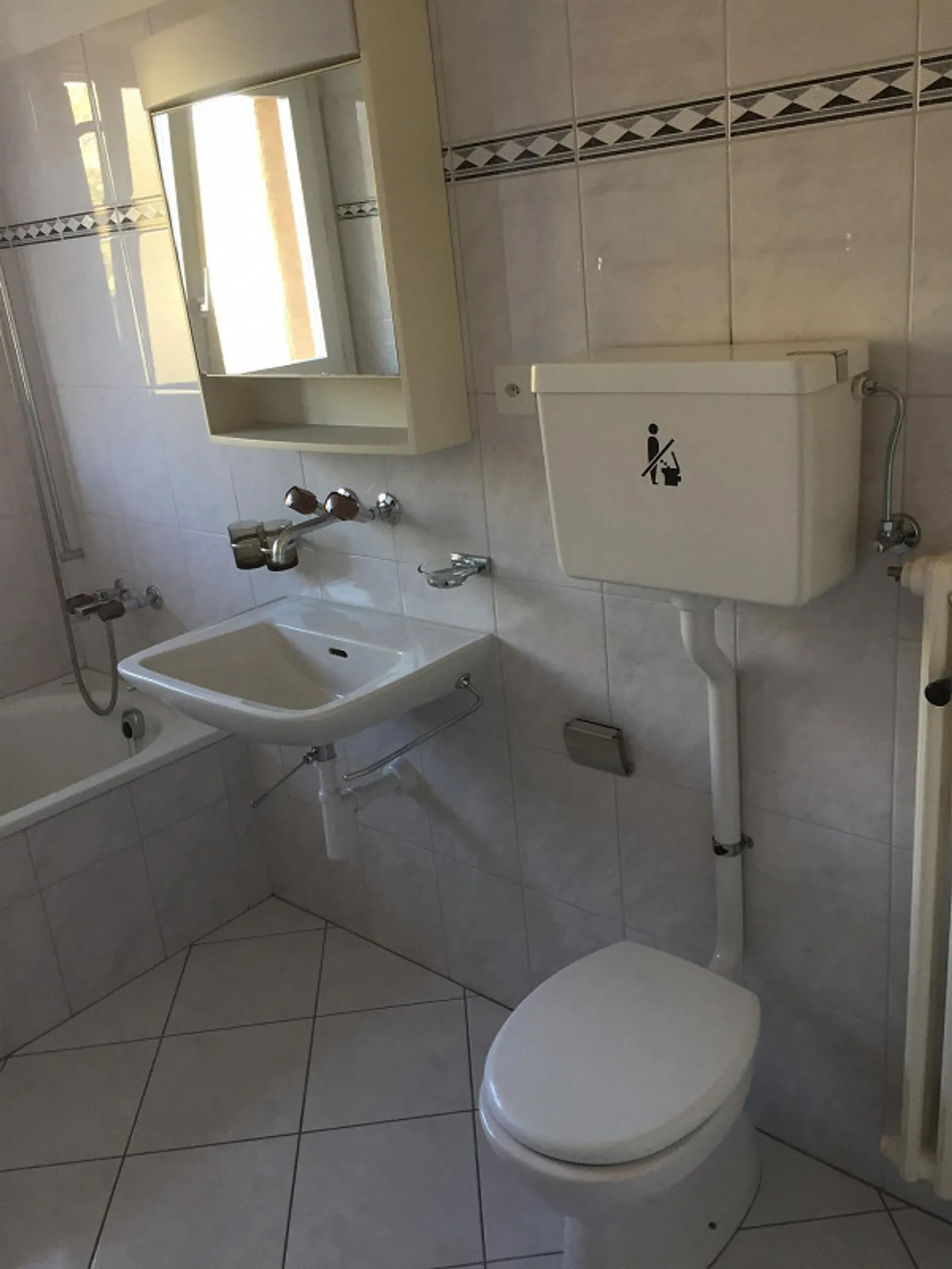 Cozy and sunny 3-room apartment close to the city - Photo 4 of 5