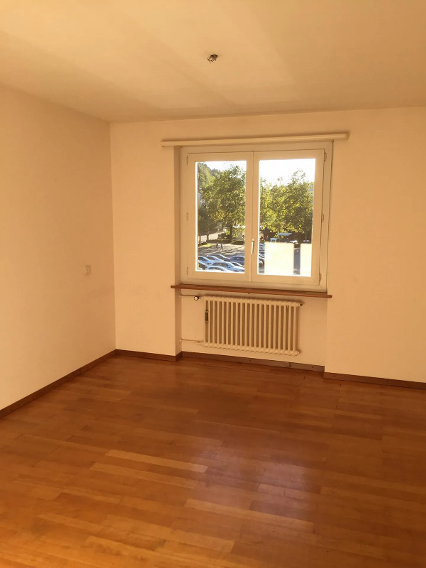 Cozy and sunny 3-room apartment close to the city - Photo 2 of 5