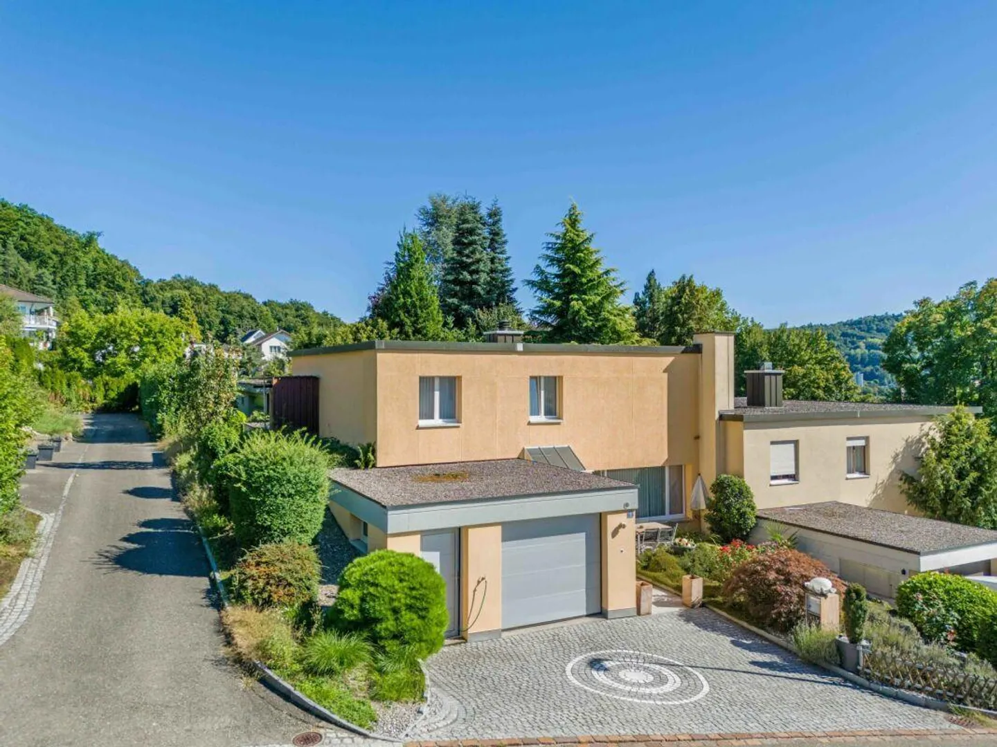 5.5-Room Semi-Detached Family House in a Family-Friendly, Quiet Residential Area - Photo 1 of 16