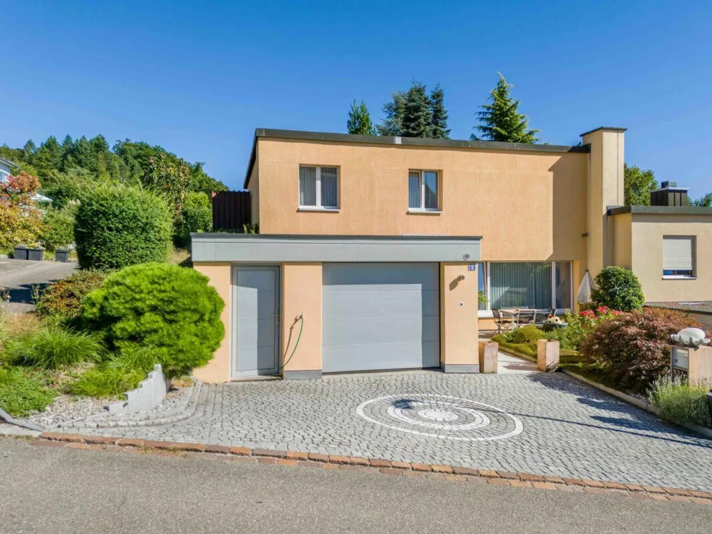 5.5-Room Semi-Detached Family House in a Family-Friendly, Quiet Residential Area - Photo 2 of 16