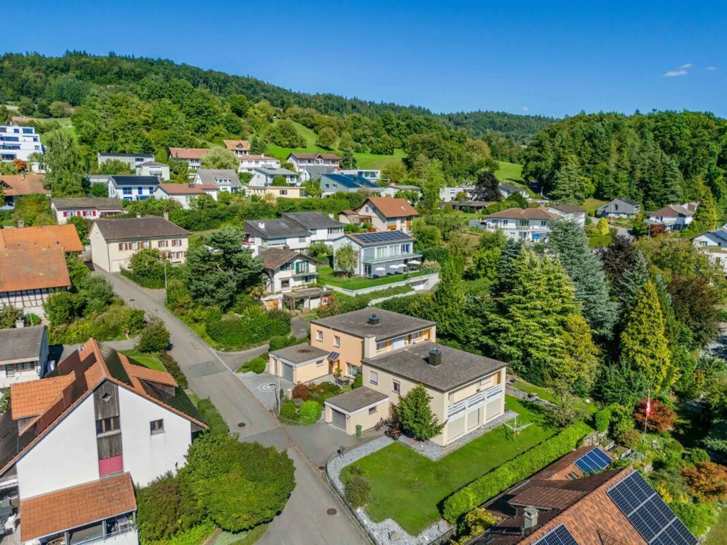 5.5-Room Semi-Detached Family House in a Family-Friendly, Quiet Residential Area - Photo 3 of 16