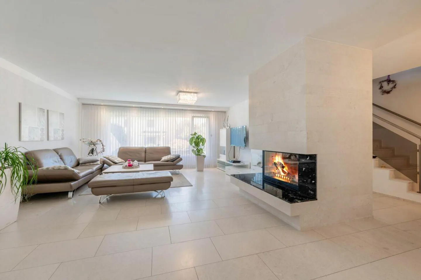 5.5-Room Semi-Detached Family House in a Family-Friendly, Quiet Residential Area - Photo 4 of 16