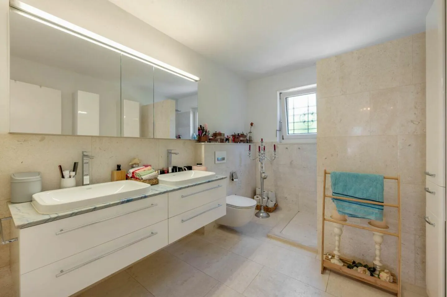 5.5-Room Semi-Detached Family House in a Family-Friendly, Quiet Residential Area - Photo 7 of 16