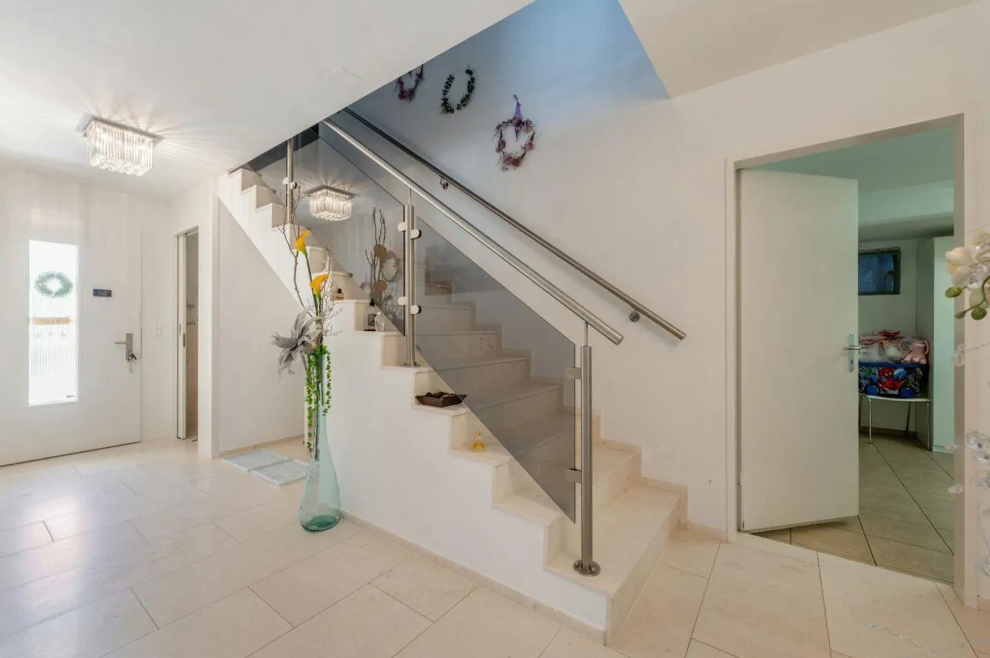 5.5-Room Semi-Detached Family House in a Family-Friendly, Quiet Residential Area - Photo 9 of 16