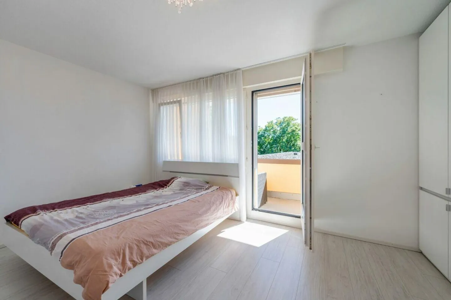 5.5-Room Semi-Detached Family House in a Family-Friendly, Quiet Residential Area - Photo 11 of 16