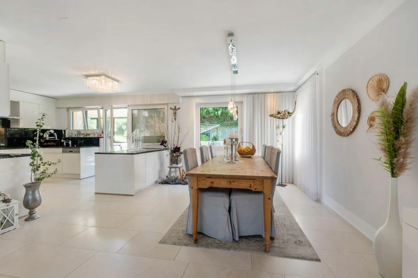 5.5-Room Semi-Detached Family House in a Family-Friendly, Quiet Residential Area - Photo 5 of 16