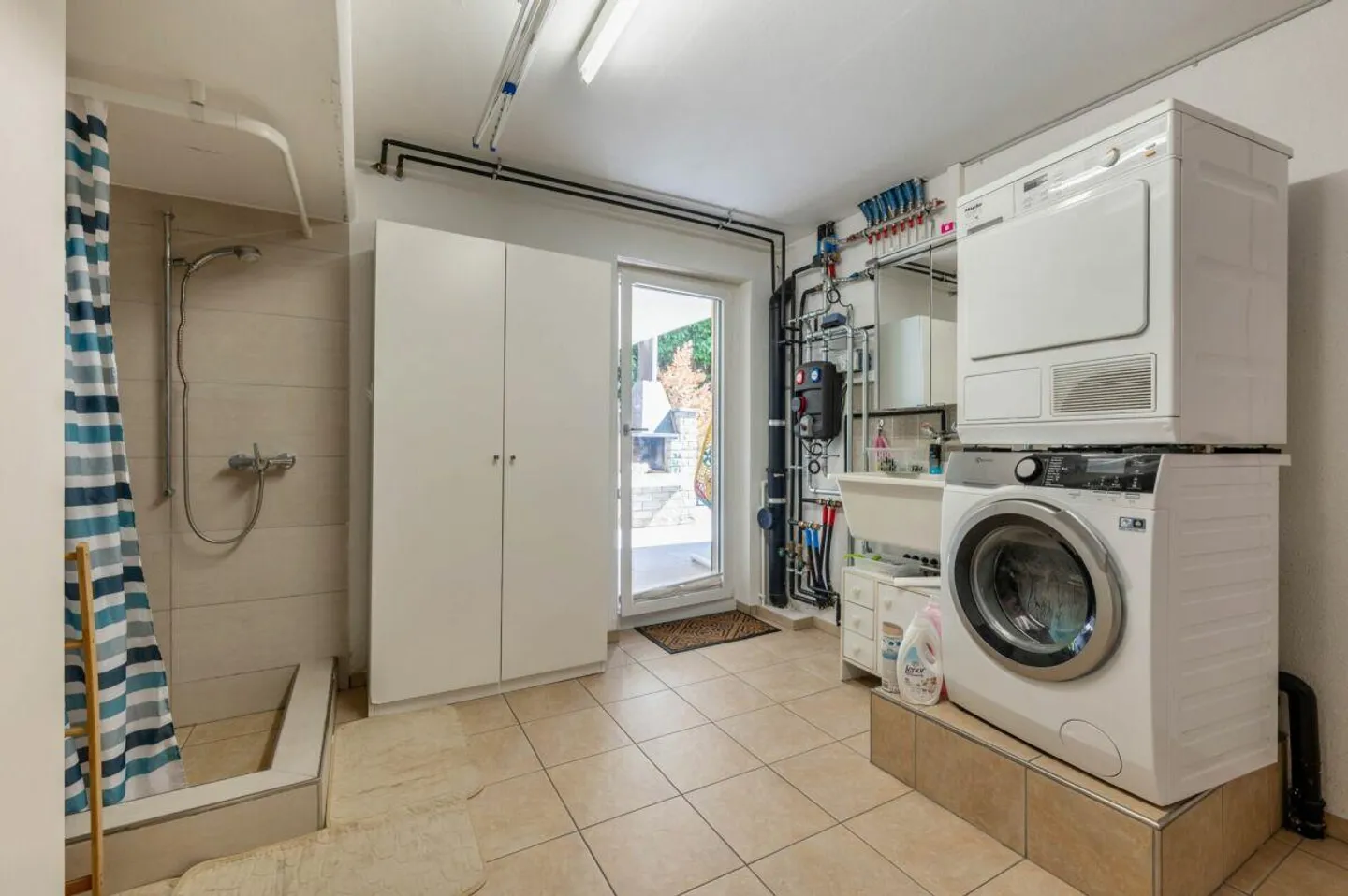 5.5-Room Semi-Detached Family House in a Family-Friendly, Quiet Residential Area - Photo 15 of 16