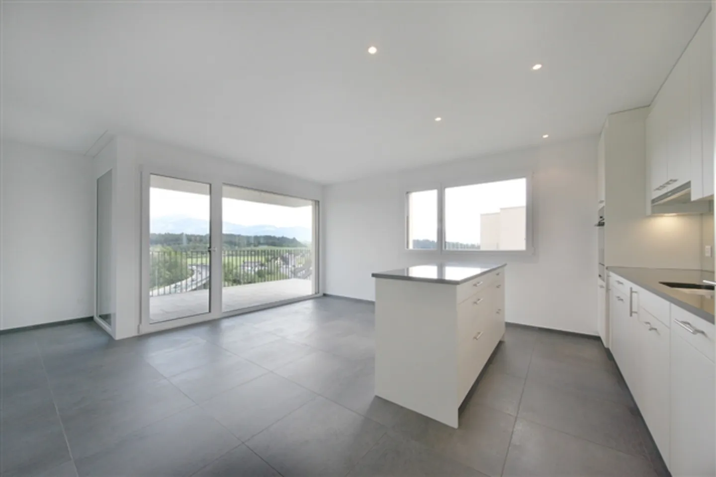 Comfortable, modern, spacious apartment with a panoramic view - Photo 4 of 10