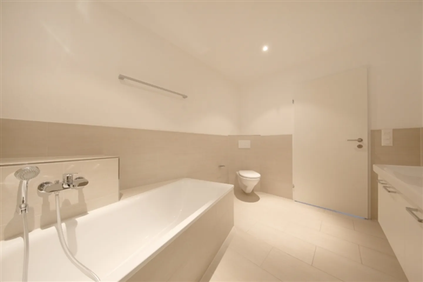 Comfortable, modern, spacious apartment with a panoramic view - Photo 9 of 10