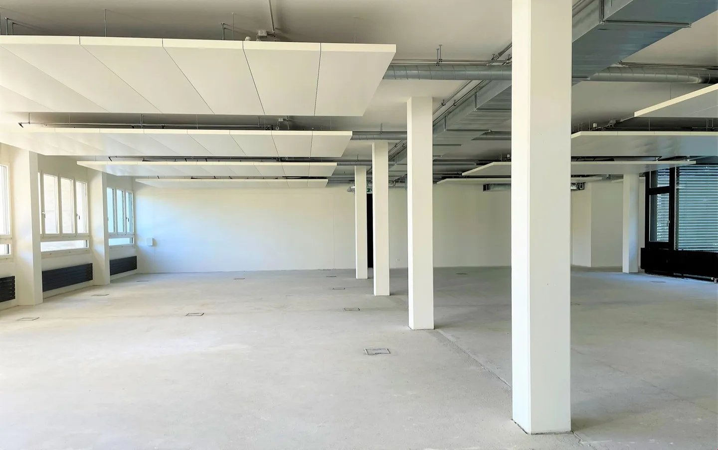 Your new office location with public transport connection and view? - Photo 2 of 8