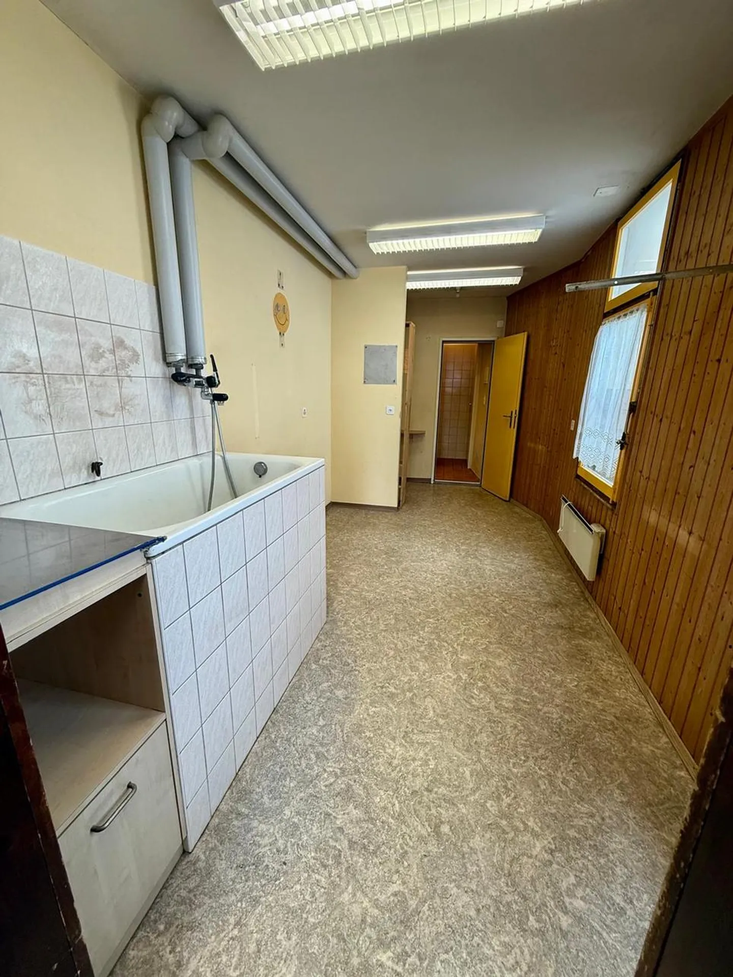 Commercial space in a central location - Photo 4 of 6