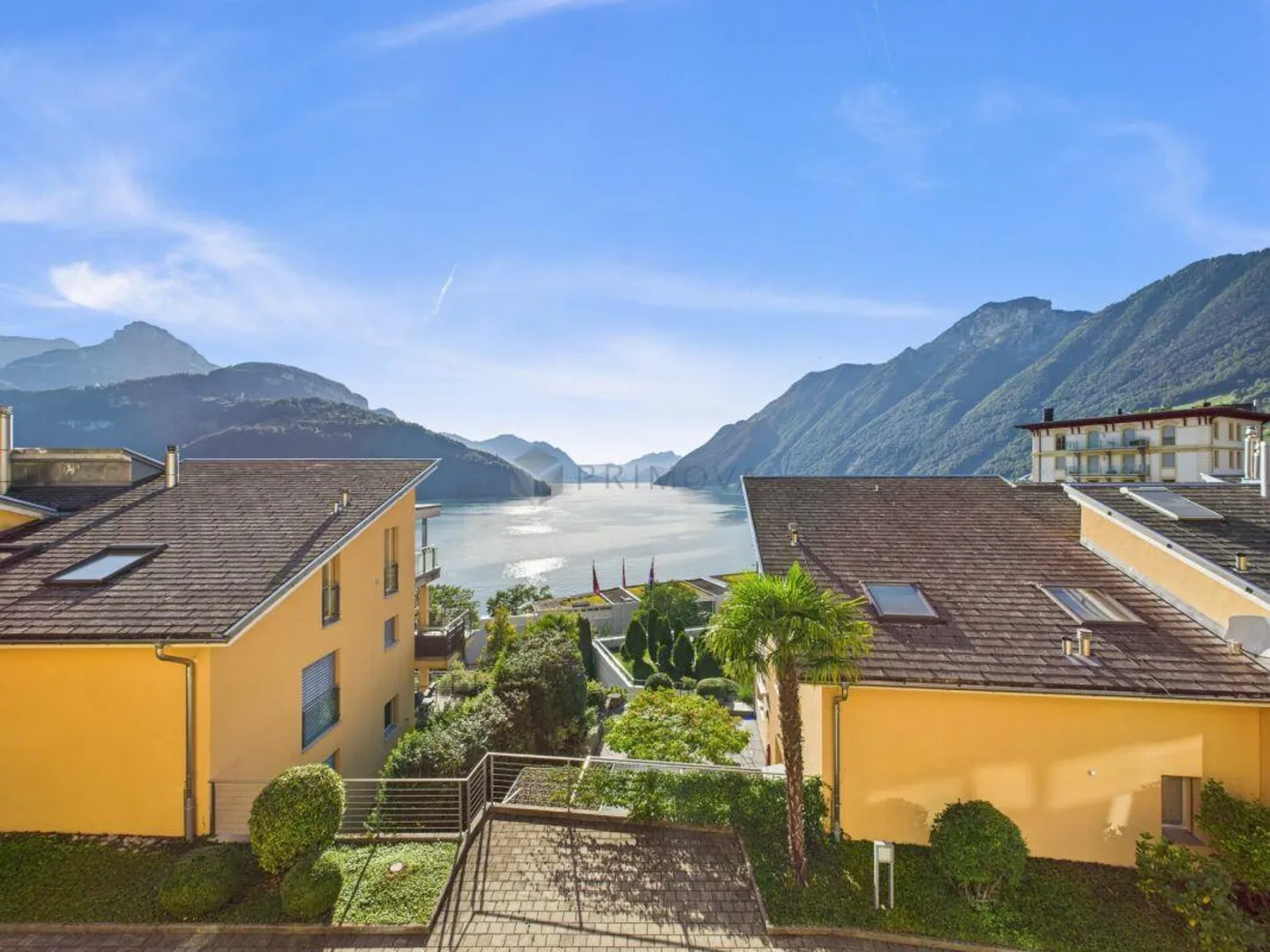 Vivere nella migliore posizione a Brunnen con vista sul lago e panorama montano - Foto 1 di 12