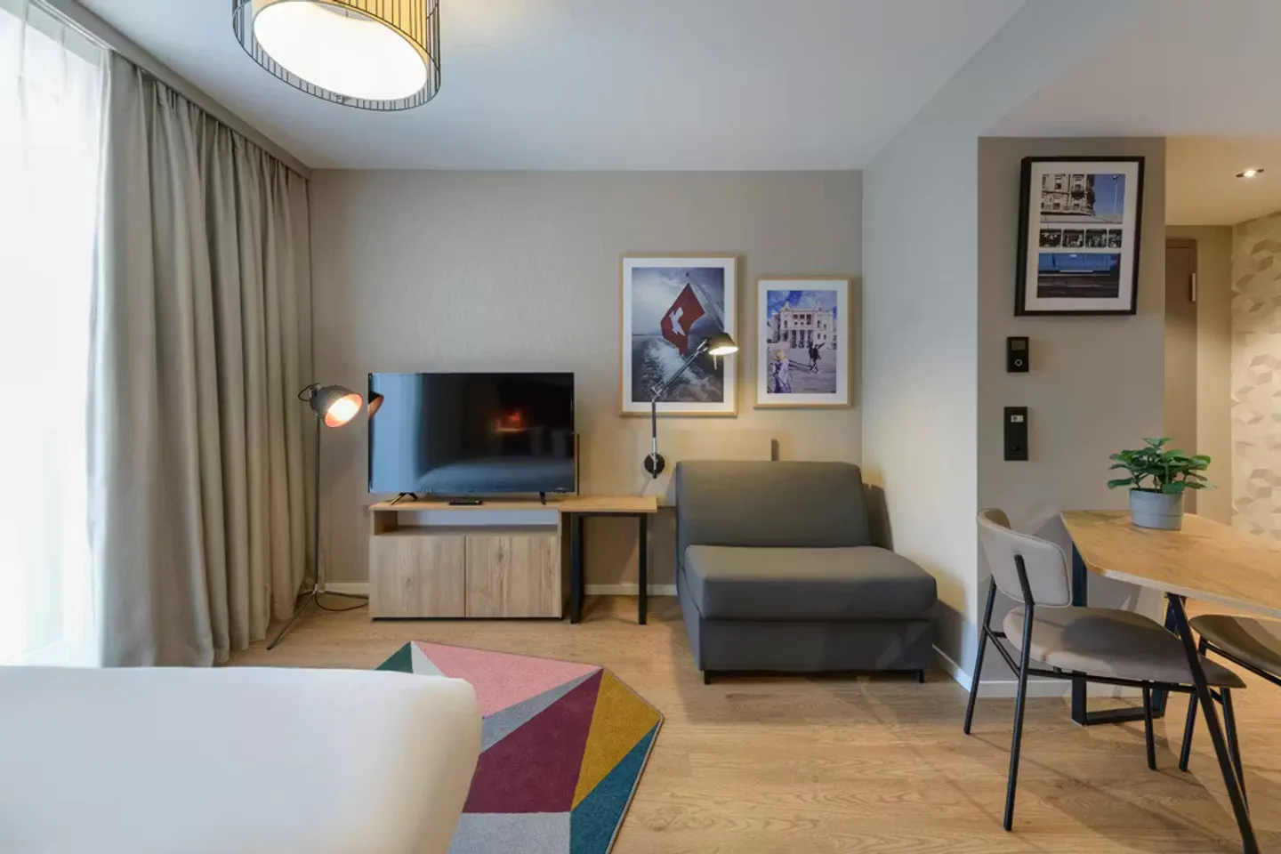 Charming Zurich Apartment - Photo 3 of 9