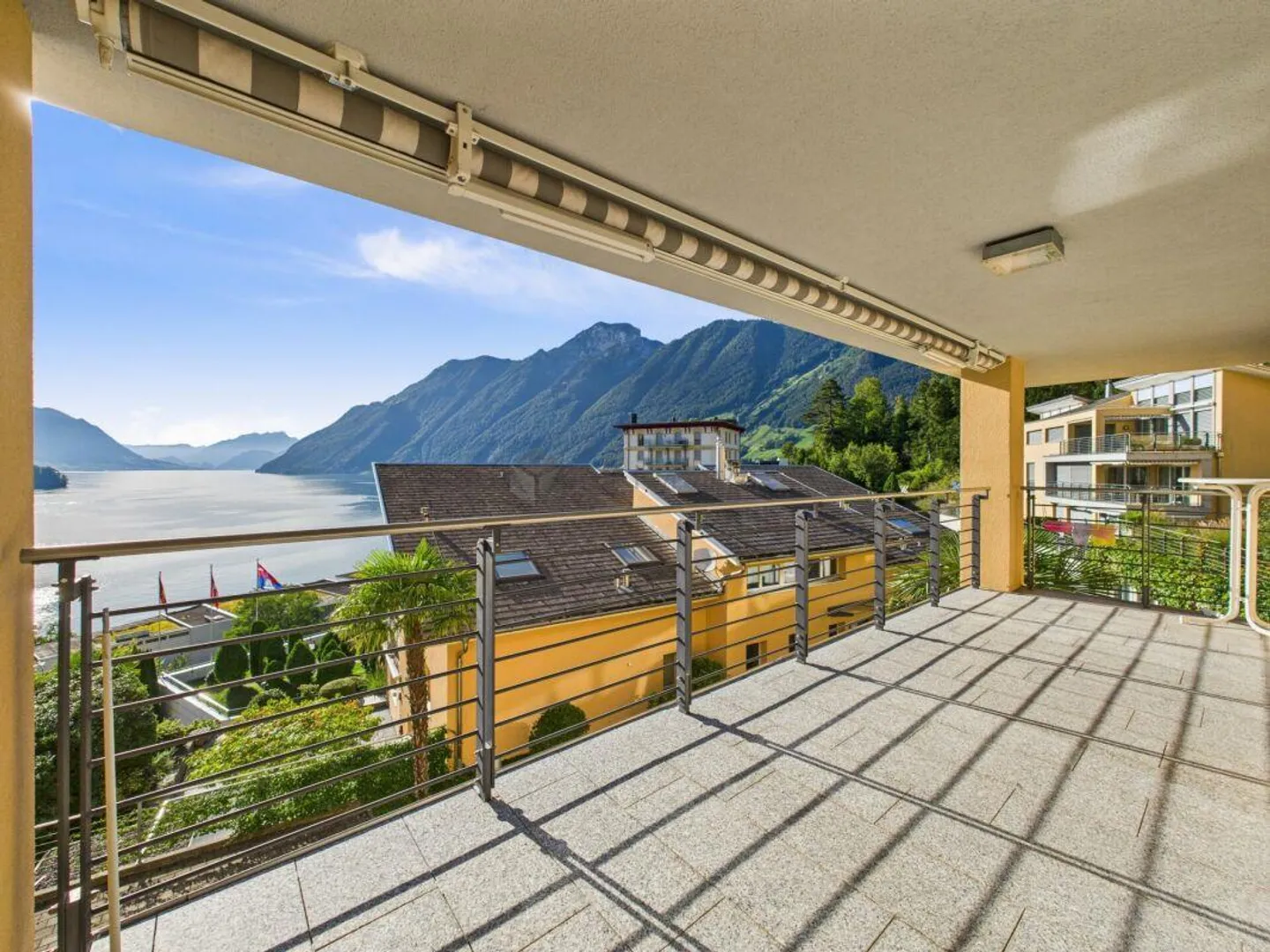 Vivere nella migliore posizione a Brunnen con vista sul lago e panorama montano - Foto 4 di 12