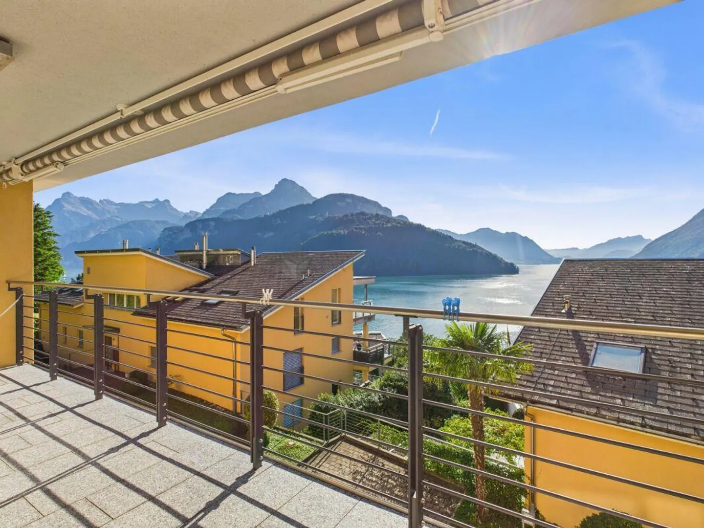 Vivere nella migliore posizione a Brunnen con vista sul lago e panorama montano - Foto 5 di 12