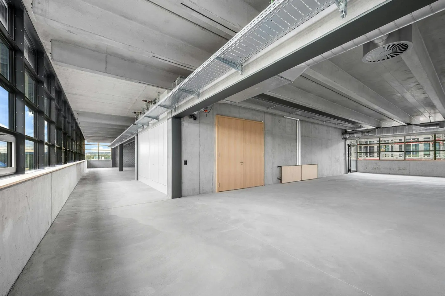Travailler avec vision : Espaces de bureau/commerciaux à partir de 134m² dans le Zwhatt-Pen... - Photo 3 sur 12