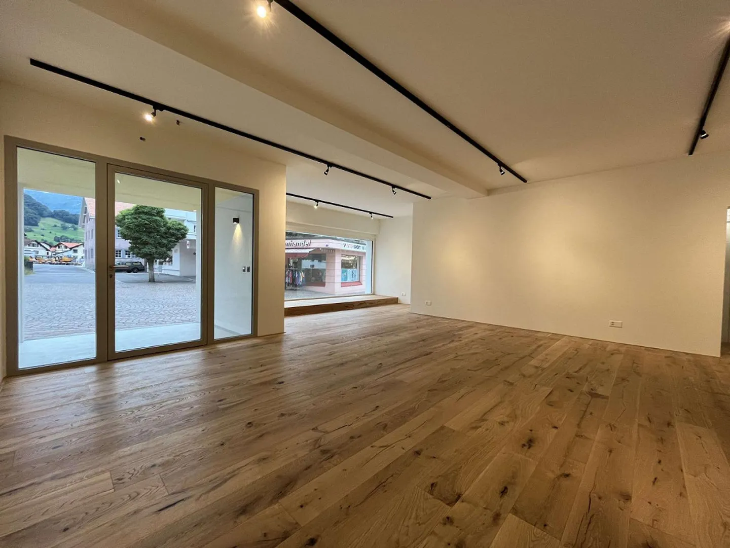 Moderne Gewerbe-/Verkaufsfläche an bester Lage in Flums - Foto 1 di 6