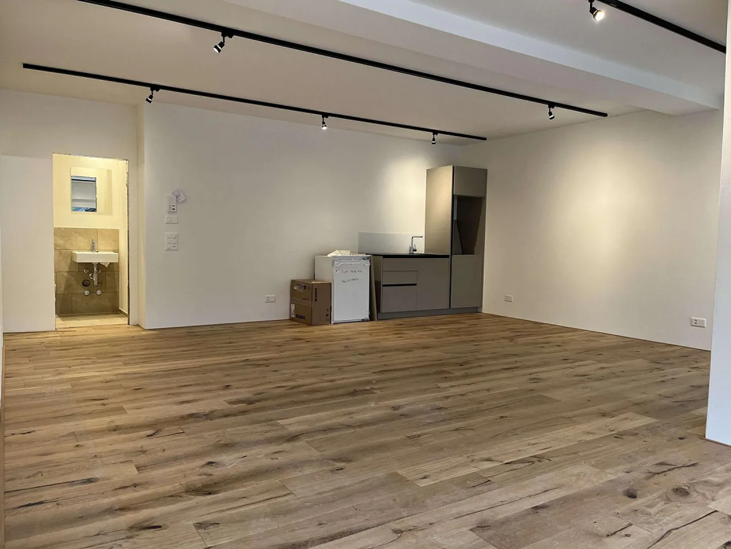 Moderne Gewerbe-/Verkaufsfläche an bester Lage in Flums - Foto 3 di 6