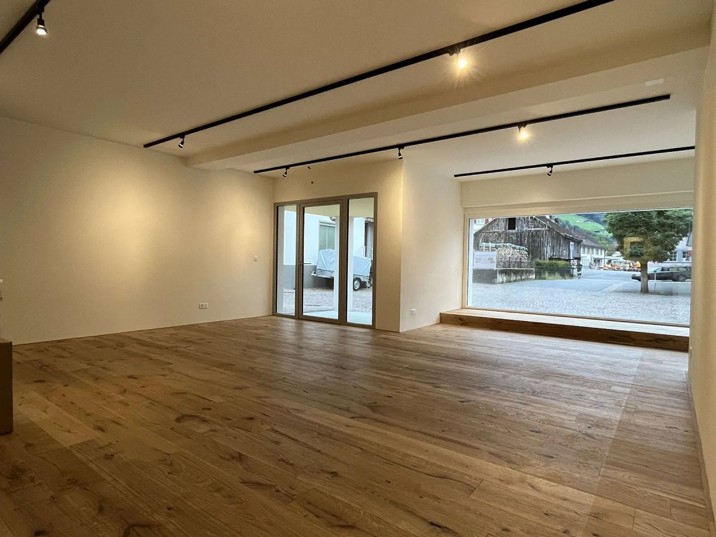 Moderne Gewerbe-/Verkaufsfläche an bester Lage in Flums - Foto 2 di 6