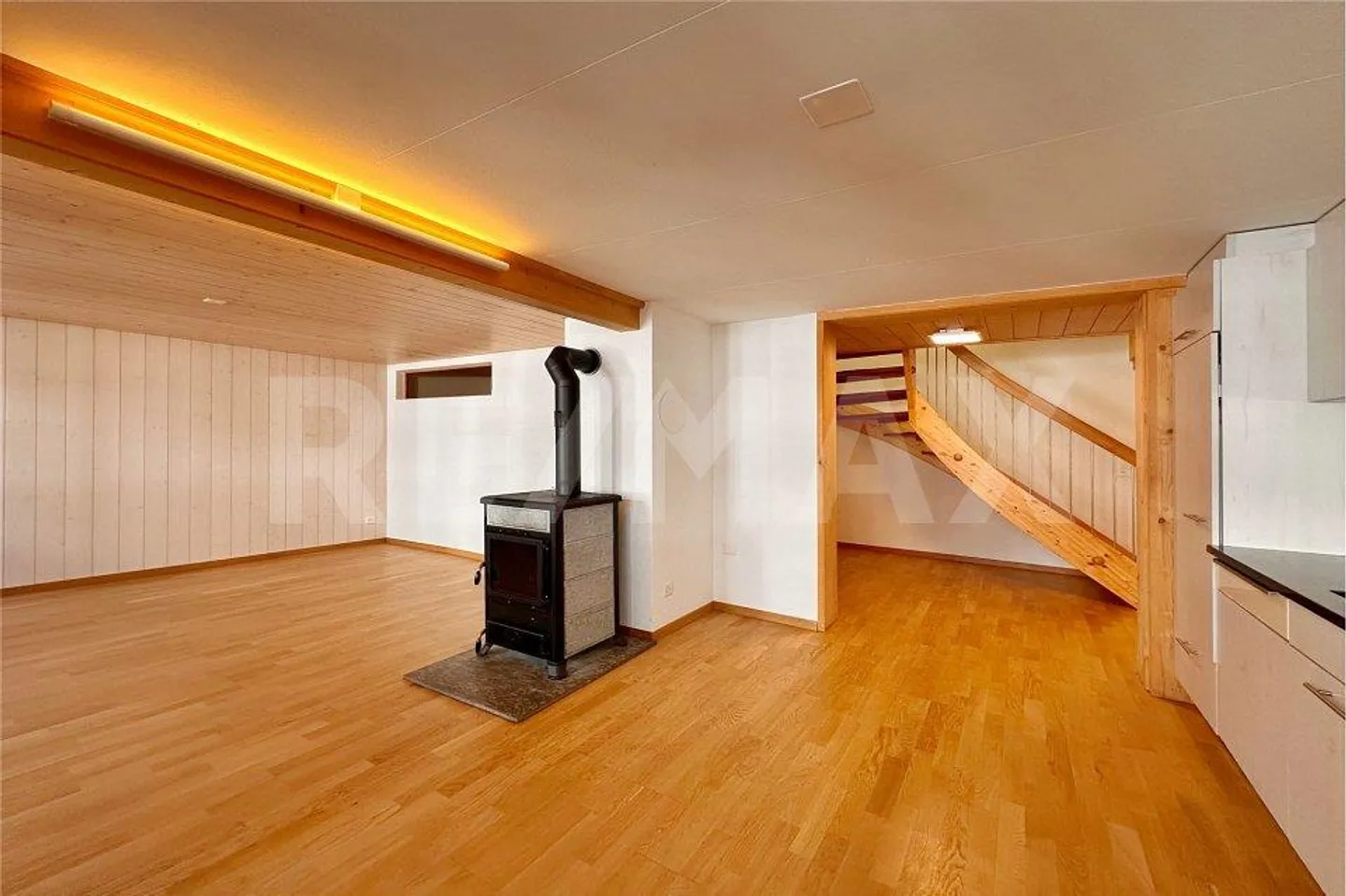 Maisonette spaziosa e ristrutturata di 5,5 stanze con studio separato - Foto 4 di 13