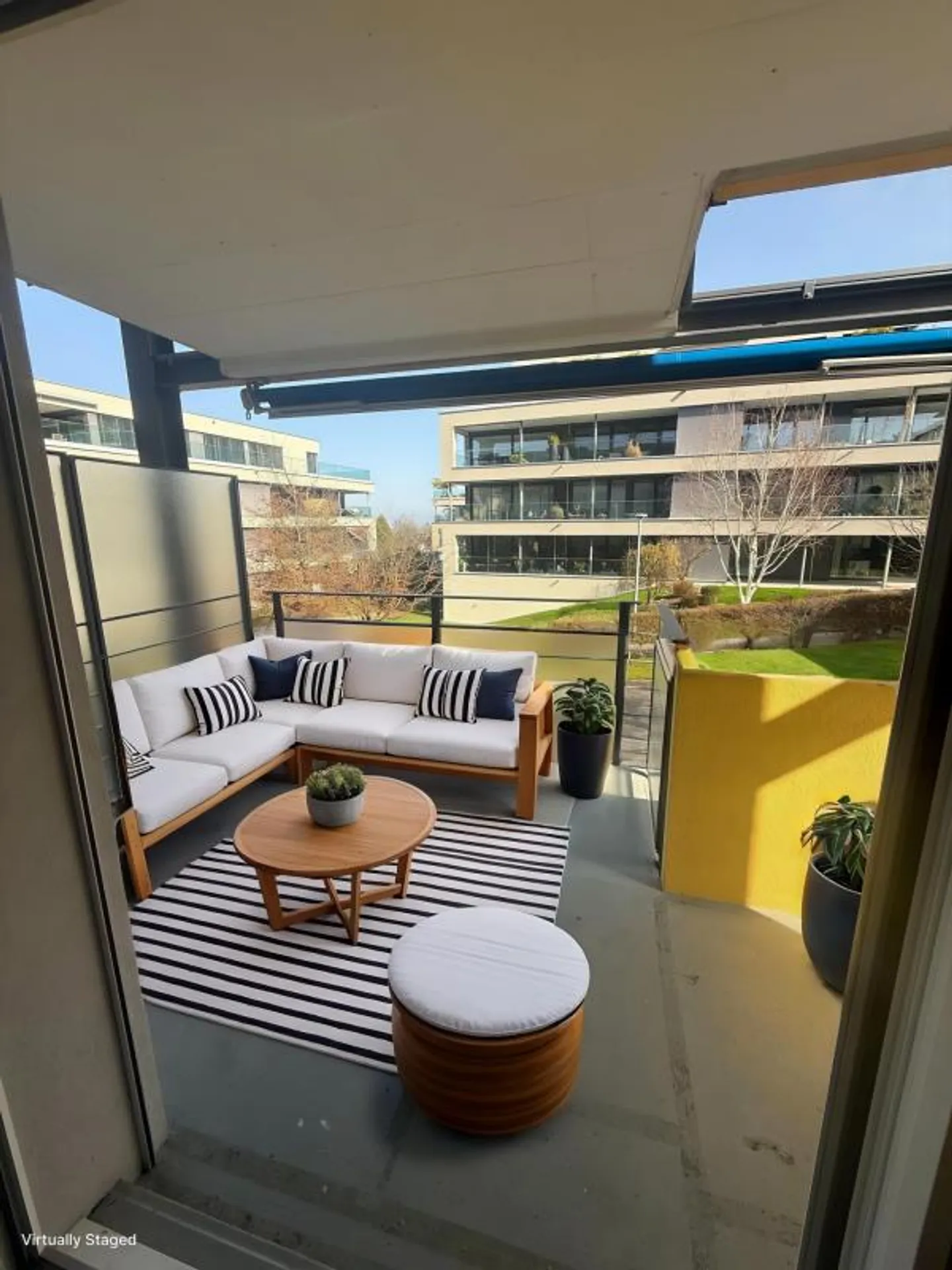 Switch off by the lake, possible in this apartment! - Photo 2 of 10