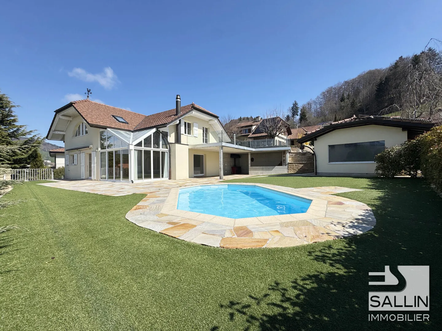 Elegante 6½-Zimmer-Immobilie von ca. 250 m², Schwimmbad, SPA und Garage - Foto 1 von 12