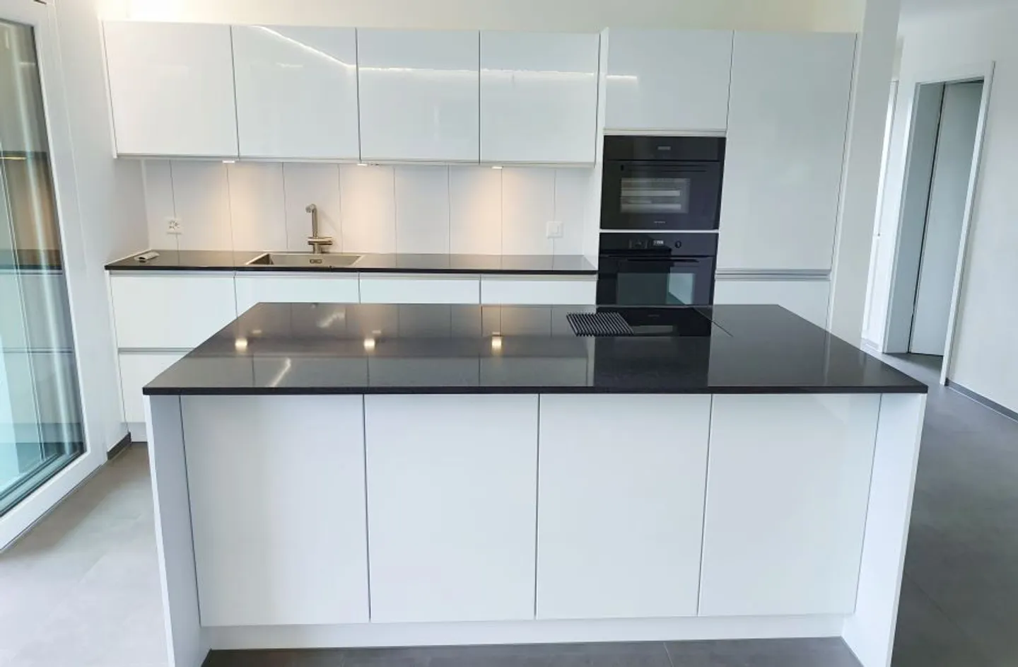 Appartement moderne de 3,5 pièces avec patio - Photo 1 sur 9