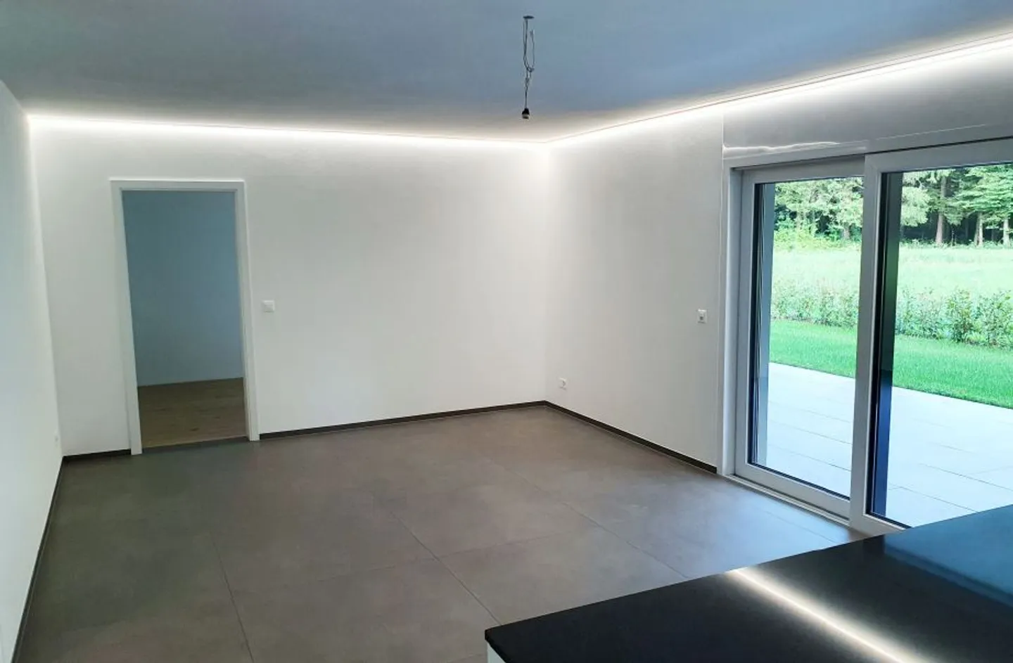 Appartement moderne de 3,5 pièces avec patio - Photo 2 sur 9
